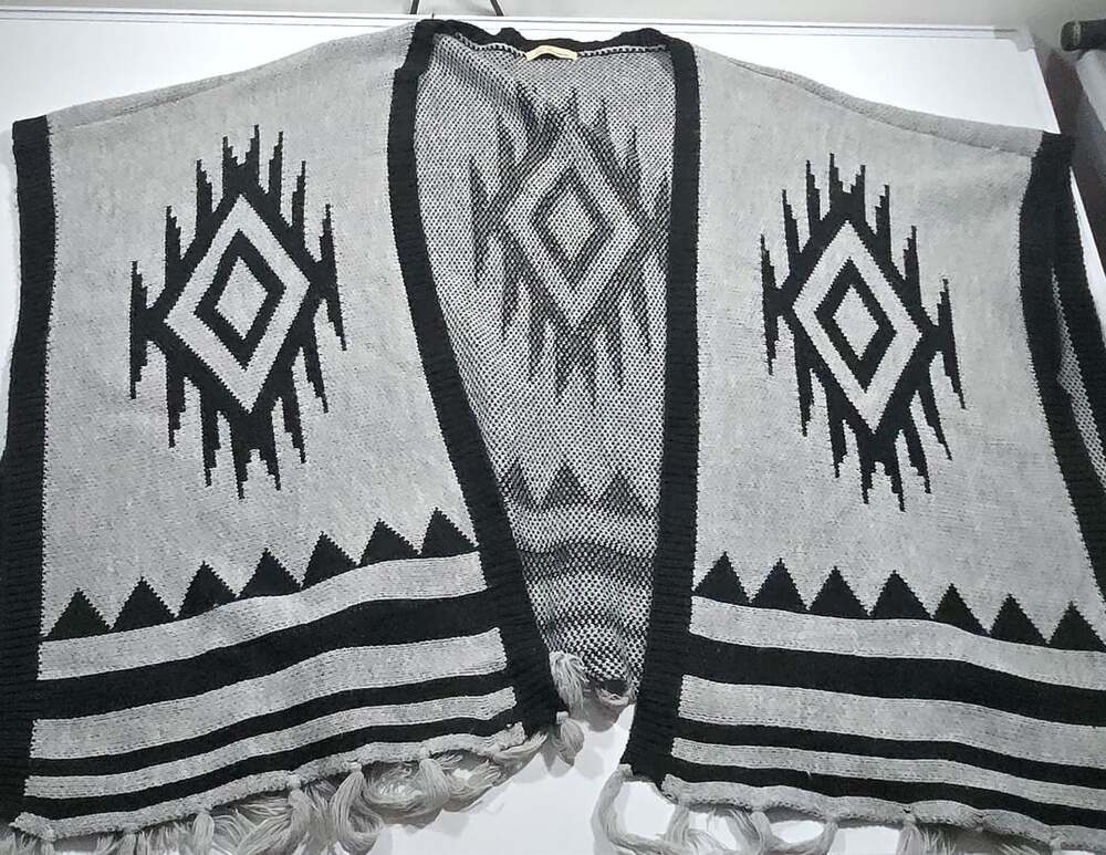 La Fiorentina Aztec Print Fringe Wrap Poncho Cardigan Grey Black
